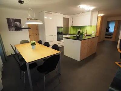 Grosser, ausziehbarer Tisch. Bietet bis zu 12 Personen Platz.