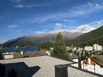 Ausblick von der Dachterrasse auf den St. Moritzer See