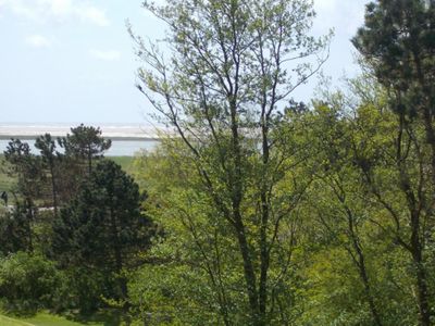 Seitblick vom Balkon auf den Priel und den Strand