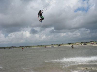 Kitesurfer bei Springflut auf der Sandbank