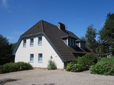 Haus Frontansicht und Parkplatz