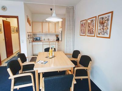 St-Peter-Ording-Ferienwohnung-Poppenspaeler-Esstis