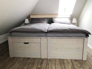 Gemütliches Schlafzimmer mit Hotel-Doppelbett