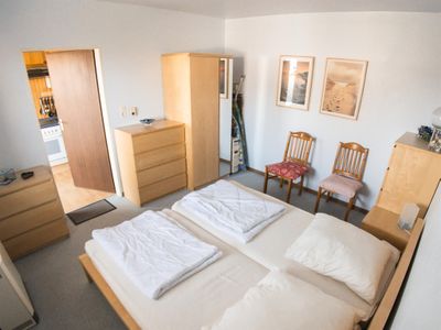 Schlafzimmer mit Doppelbett