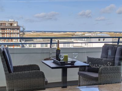 Balkon mit Meerblick und Gartenmöbeln