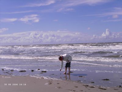 Muschelsuchendes Kind am Strand von St. Peter