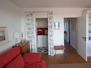 04 Wohnzimmer - Blick auf Küche und Flur