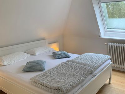 Schlafzimmer mit Duschbad