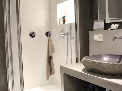 das moderne Duschbad lässt keine Wünsche offen
