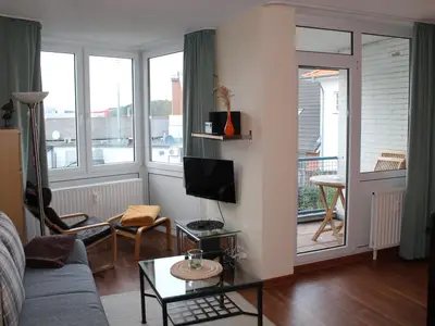 Wohnraum mit Blick zum Balkon