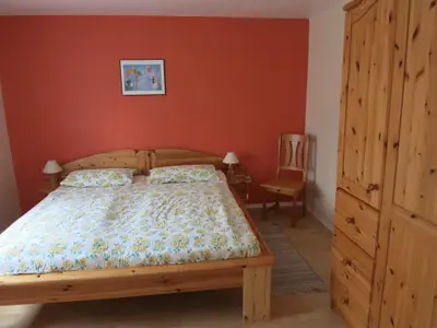 Schlafzimmer mit Doppelbett