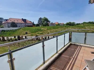 Balkon mit Blick zum Deich