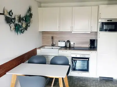 Küchenzeile mit Esstisch