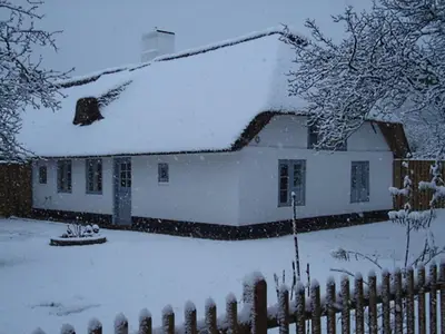 Fischerkate im Winter