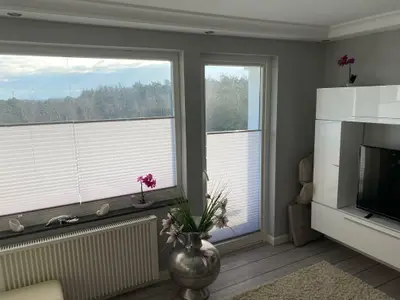 Wohnbereich mit Zugang um Balkon