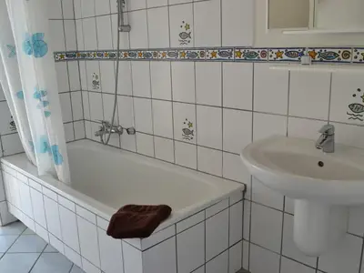 Tageslichtbad mit Badewanne