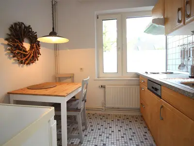 separate Küche mit Esstisch