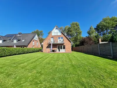 Hausansicht und Grundstück