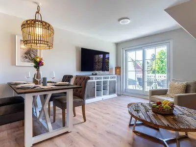 1 Wohnzimmer und Esstisch