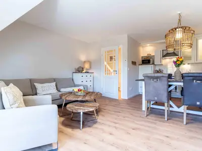 7 Wohnzimmer mit Blick zur Küche