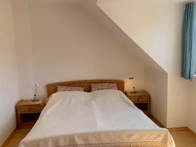 Schlafzimmer mit Doppelbett