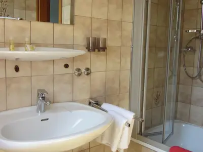 Badezimmer mit Dusche & WC