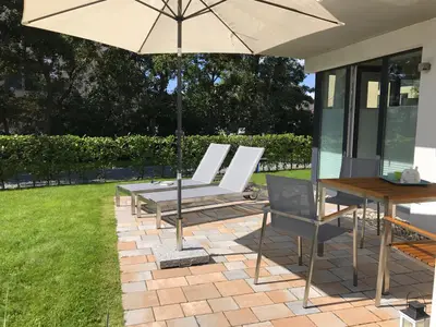 Südterrasse mit modernen Gartenmöbeln
