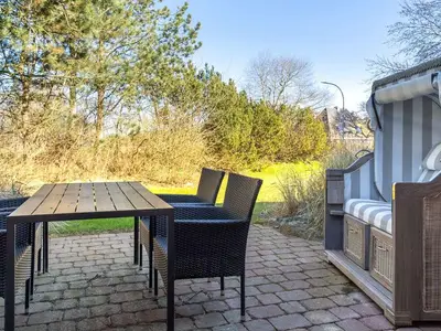 möb. Terrasse mit Strandkorb