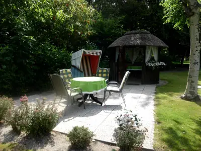 Terrasse mit Strandkorb und Laube