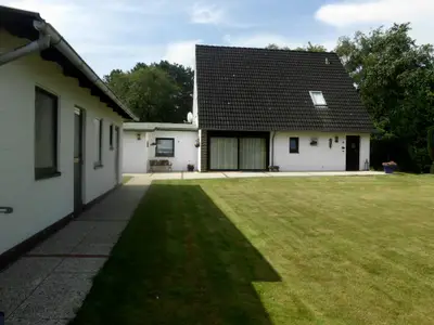 Haus und Rasenfläche