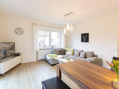 Wohnzimmer mit Sitz- und Essecke
