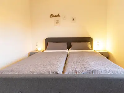 Gemütliches Schlafzimmer mit Doppelbett