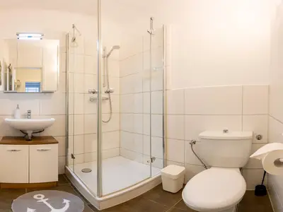 Badezimmer mit Dusche & WC