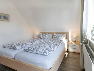 Helles Schlafzimmer mit Doppelbett