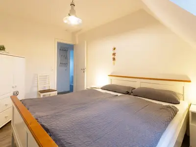 Separates Schlafzimmer mit Doppelbett