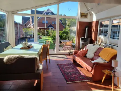 Wintergarten mit Essecke und Kamin