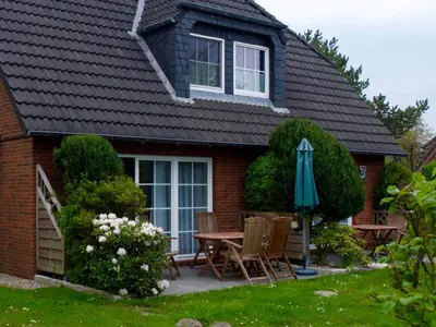 Blick auf Terrasse und Wohnung