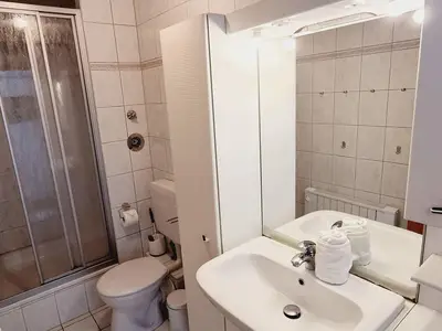 Badezimmer mit Dusche/WC