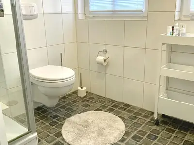 Bad mit Dusche und WC
