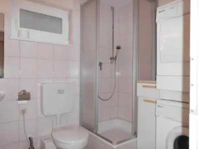 Bad mit Waschmaschine und Trockner