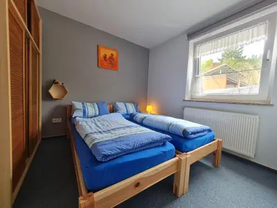 2. Schlafzimmer mit Außenrollo