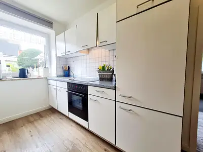 Küche mit Herd/Backofen,  Kühlschrank/Gefrierfach