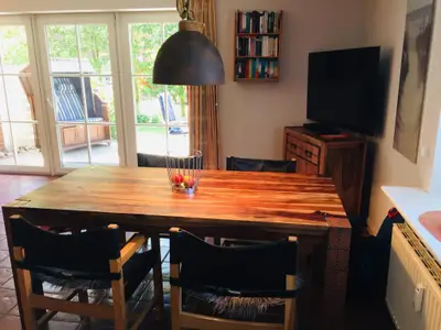 Esstisch mit Blick auf Terrasse