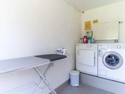 Wirtschafsraum mit Waschmaschine und Trockner