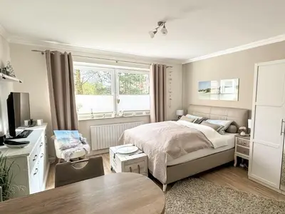 Das Zimmer mit dem großen, gemütlichen Bett