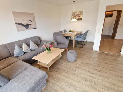 Wohnzimmer mit großem Sofa