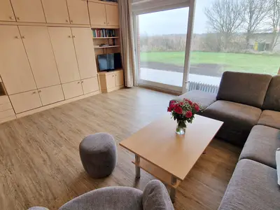 Wohnzimmer mit Blick in den Garten