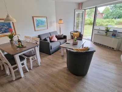 Wohnzimmer mit Blick zur Terrasse