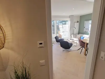 Blick vom Flur ins Wohnzimmer