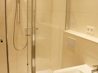 Modernes Badezimmer mit Dusche